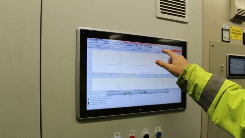 Read more about the article Porównanie sterowania i możliwości monitoringu agregatów skraplających w układach chłodniczych i klimatyzacyjnych
